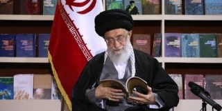 رهبر انقلاب: در منزل من، همه افراد هر شب در حال مطالعه خوابشان می‌برد