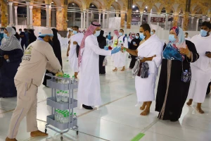 روش جدید توزیع آب زمزم در مسجدالحرام+عکس
