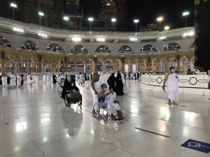 زائران با ویلچر در مسجدالحرام+عکس