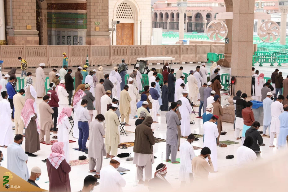 تصاویری از برگزاری نماز در مسجدالحرام و مسجدالنبی 5