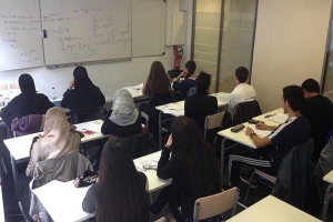 تعطیلی یک مدرسه در پاریس به دلیل استفاده دانش آموزانش از نمادهای دینی