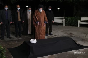 اقامه نماز توسط رهبر انقلاب بر پیکر آیت‌الله مصباح یزدی + عکس