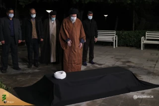 اقامه نماز توسط رهبر انقلاب بر پیکر آیت‌الله مصباح یزدی + عکس