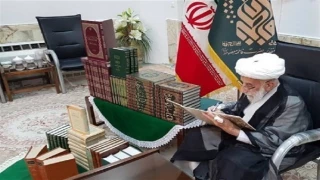 آیت‌الله جنتی کتاب هایش را به حرم حضرت معصومه (س) اهدا کرد