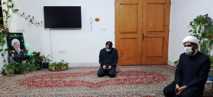 تکریم بعثه مقام معظم رهبری از خانواده‌ مرحوم حجت‌الاسلام نجفی روحانی
 2