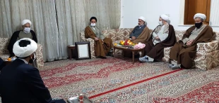 تکریم بعثه مقام معظم رهبری از خانواده‌ مرحوم حجت‌الاسلام نجفی روحانی
 2