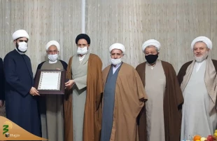 تکریم بعثه مقام معظم رهبری از خانواده‌ مرحوم حجت‌الاسلام نجفی روحانی 2