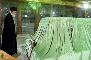 همزمان با آغاز دهه فجر و در آستانه چهل‌ودومین سالروز پیروزی شکوهمند انقلاب اسلامی؛

رهبر انقلاب اسلامی در مرقد امام خمینی(ره) و گلزار شهدا حضور یافتند 2