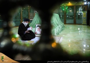 همزمان با آغاز دهه فجر و در آستانه چهل‌ودومین سالروز پیروزی شکوهمند انقلاب اسلامی؛

رهبر انقلاب اسلامی در مرقد امام خمینی(ره) و گلزار شهدا حضور یافتند 3
