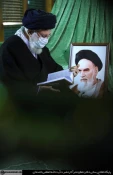 همزمان با آغاز دهه فجر و در آستانه چهل‌ودومین سالروز پیروزی شکوهمند انقلاب اسلامی؛

رهبر انقلاب اسلامی در مرقد امام خمینی(ره) و گلزار شهدا حضور یافتند 4