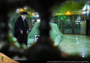 همزمان با آغاز دهه فجر و در آستانه چهل‌ودومین سالروز پیروزی شکوهمند انقلاب اسلامی؛

رهبر انقلاب اسلامی در مرقد امام خمینی(ره) و گلزار شهدا حضور یافتند 7