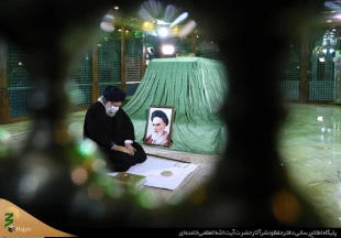 همزمان با آغاز دهه فجر و در آستانه چهل‌ودومین سالروز پیروزی شکوهمند انقلاب اسلامی؛

رهبر انقلاب اسلامی در مرقد امام خمینی(ره) و گلزار شهدا حضور یافتند 9