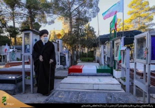 همزمان با آغاز دهه فجر و در آستانه چهل‌ودومین سالروز پیروزی شکوهمند انقلاب اسلامی؛

رهبر انقلاب اسلامی در مرقد امام خمینی(ره) و گلزار شهدا حضور یافتند 11