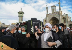 پیکر معاون فقید امور بین ‌الملل بعثه مقام معظم رهبری در قم به خاک سپرده شد
 3