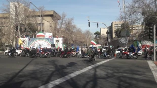 ۴۲ سالگی انقلاب اسلامی؛

راهپیمایی خودرویی و موتوری ۲۲ بهمن در سراسر کشور برگزار شد 4