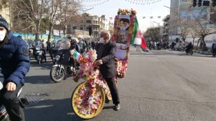 ۴۲ سالگی انقلاب اسلامی؛

راهپیمایی خودرویی و موتوری ۲۲ بهمن در سراسر کشور برگزار شد 6
