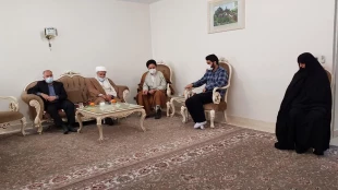 تکریم بعثه مقام معظم رهبری از خانواده‌ مرحوم حجت‌الاسلام مظلومی
 2