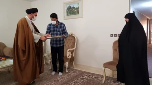تکریم بعثه مقام معظم رهبری از خانواده‌ مرحوم حجت‌الاسلام مظلومی
 2