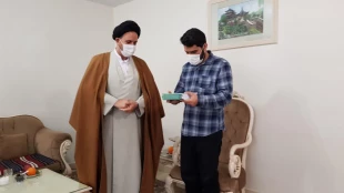 تکریم بعثه مقام معظم رهبری از خانواده‌ مرحوم حجت‌الاسلام مظلومی
 2