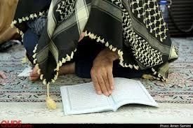 «استغاثه و توسل» زائران حرم رضوی به در‌گاه الهی و ائمه اطهار (ع) برای دفع کرونا