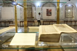 نمایش قرآن منسوب به دست‌خط امام علی(ع) در کتابخانه آستان قدس رضوی