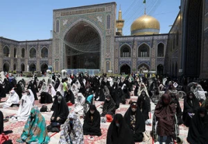 اقامه نماز عید فطر در حرم امام رضا (ع)