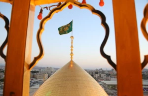 پرچم گنبد حرم حضرت معصومه(س) در شب میلاد کریمه اهل بیت تعویض شد