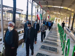 بمناسبت هفته حج مراسم گل افشانی و غبارروبی مزارشهدای منا استان خراسان جنوبی انجام شد.
 7