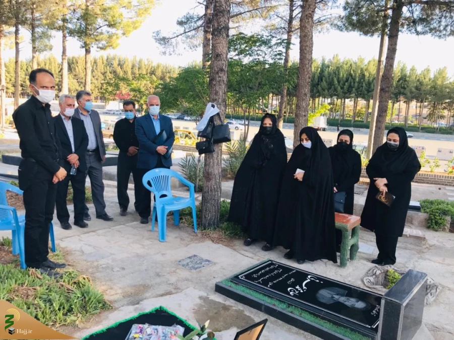 بمناسبت هفته حج مراسم گل افشانی و غبارروبی مزارشهدای منا استان خراسان جنوبی انجام شد.
 10