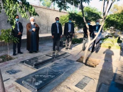 بمناسبت هفته حج مراسم گل افشانی و غبارروبی مزارشهدای منا استان خراسان جنوبی انجام شد.
 11