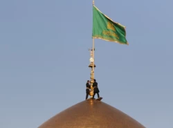همزمان با سالروز ولادت امام رضا(ع)

آیین تعویض پرچم گنبد منور و پوشش ضریح مطهر رضوی برگزار شد 2