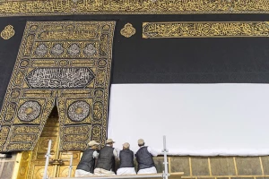 بالا بردن پرده کعبه به نشانه آغاز موسم حج