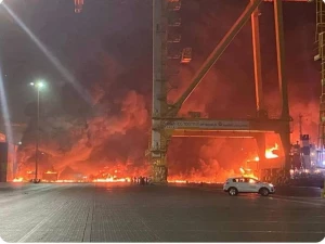 انفجار و آتش‌سوزی بزرگ در بندر جبل‌علی دبی