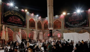 به مناسبت شهادت امام باقر(ع) پرچم عزا در حرم حضرت علی(ع) برافراشته شد 3