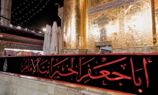 به مناسبت شهادت امام باقر(ع) پرچم عزا در حرم حضرت علی(ع) برافراشته شد 4