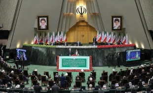 آیت الله رئیسی در آیین تحلیف رئیس جمهور:

سیاست خارجی موفق، سیاست خارجی متوازن خواهد بود 3