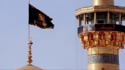 پرچم عزای سیدالشهداء (ع) بر گنبد حرم مطهر رضوی برافراشته شد 2
