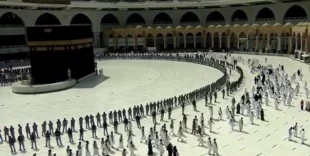 شستشوی خانه خدا با گلاب و آب زمزم‌+تصاویر
 2