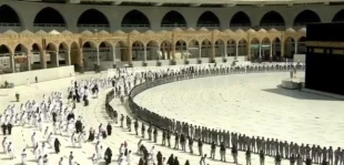 شستشوی خانه خدا با گلاب و آب زمزم‌+تصاویر
 2