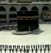 شستشوی خانه خدا با گلاب و آب زمزم‌+تصاویر
 2