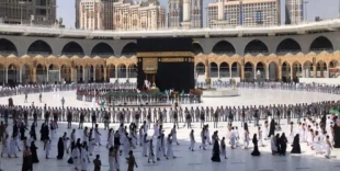 شستشوی خانه خدا با گلاب و آب زمزم‌+تصاویر
 2