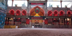 تمیز کردن حرم امام حسین (ع) پس از برپایی عزاداری روز سیزدهم محرم
