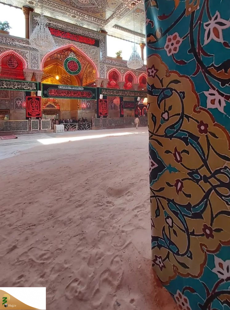 تمیز کردن حرم امام حسین (ع) پس از برپایی عزاداری روز سیزدهم محرم
 2