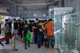 استقبال زائران از موزه اشیای نفیس و نسخ خطی الکفیل در اربعین