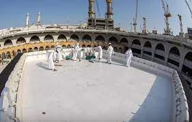 شستشو و عطر افشانی پشت بام کعبه
