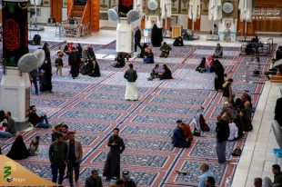  فرشهاى کهنه صحن مطهر علوى تعویض شدند.  4