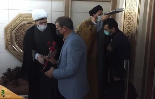 غادرت الدفعة الأولى من الزوار الإيرانيين إلى سوريا

 3