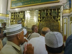 
زیارت روضه شریفه مسجدالنبی برای بانوان با صدور مجوز اینترنتی، زنان از زیارت قبر پیامبر (ص) محروم شدند
 2