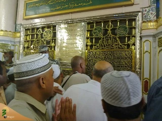 
زیارت روضه شریفه مسجدالنبی برای بانوان با صدور مجوز اینترنتی، زنان از زیارت قبر پیامبر (ص) محروم شدند
