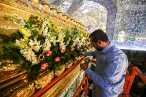 گُل‌آرایی مرقد مطهر امام علی(ع) در آستانه ولادت حضرت زهرا(س)